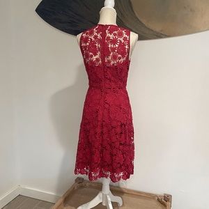 Beautiful, feminine, classy, lined. White House black market. Flattering.